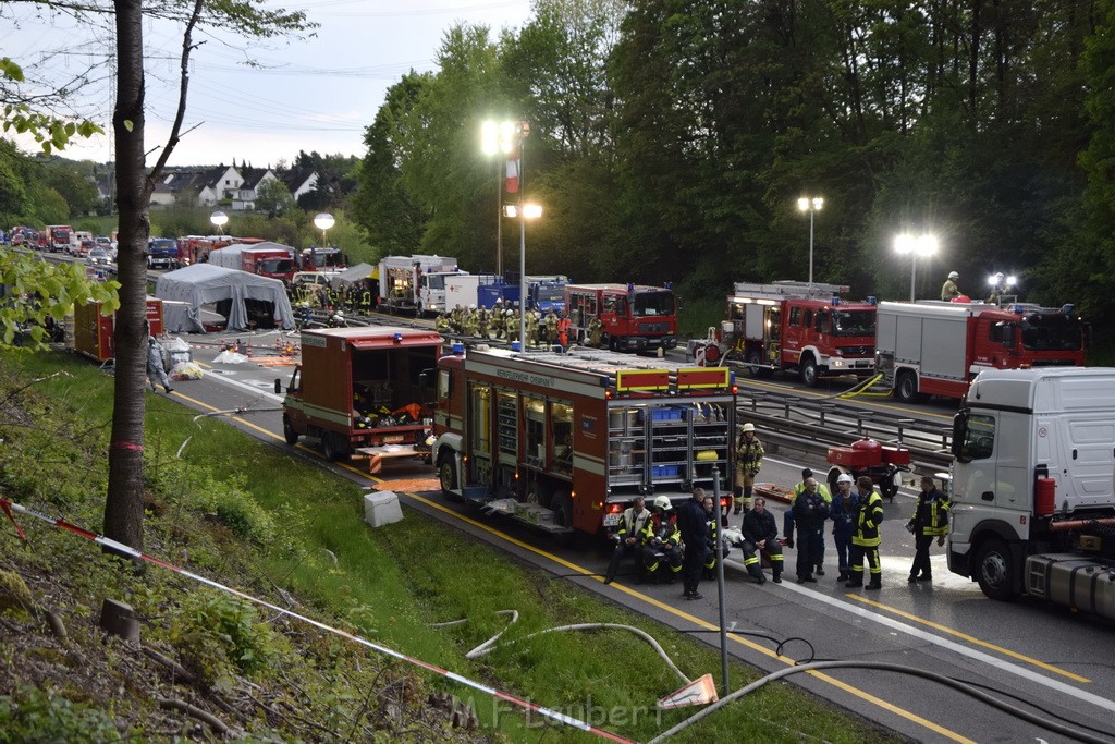 VU Gefahrgut LKW umgestuerzt A 4 Rich Koeln Hoehe AS Gummersbach P319.JPG - Miklos Laubert